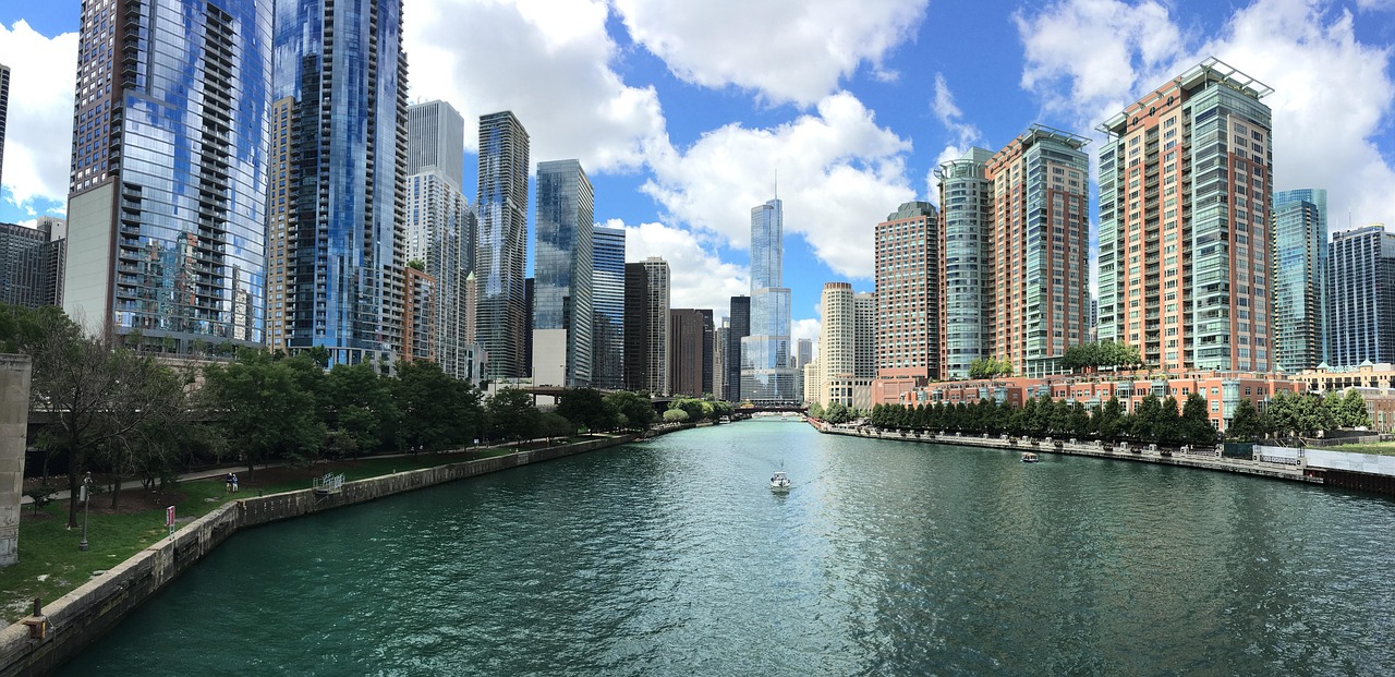 Workers at 2 Chicago hotels go on strike, demand better pay and benefits - CBS News